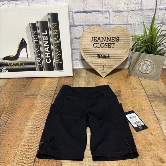 Arc'teryx Essent High Rise Short 8”- Size 4 black NWT - Picture 5 of 11